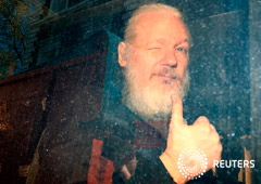 Noticias Principales 12 de abril de 2019 / 8:33 / hace 2 horas Arrestan y acusan a Assange tras siete años de soledad en la embajada Ecuador Por Guy Faulconbridge, Kate Holton y Costas Pitas 6 MIN. DE LECTURA LONDRES (Reuters) - La policía británica se