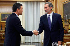 Sánchez acepta el encargo de formar Gobierno en España con un Parlamento fragmentado El rey Felipe VI saluda al presidente en funciones de España, Pedro Sánchez, antes de su reunión en el Palacio de la Zarzuela de Madrid, el 11 de diciembre de 2019.