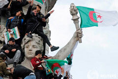 Bouteflika cede a la presión popular y renuncia a un quinto mandato como presidente de Argelia Noticias Principales 12 de marzo de 2019 / 7:51 / hace una hora Bouteflika cede a la presión popular y renuncia a un quinto mandato como presidente de Argelia Reuters Staff 1 MIN. DE LECTURA Manifestantes ondean banderas argelinas durante una marcha con