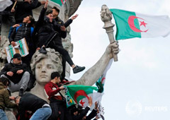 Noticias Principales 12 de marzo de 2019 / 7:51 / hace una hora Bouteflika cede a la presión popular y renuncia a un quinto mandato como presidente de Argelia Reuters Staff 1 MIN. DE LECTURA Manifestantes ondean banderas argelinas durante una marcha con