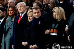 Macron encabeza la conmemoración del fin de la Primera Guerra Mundial Brigitte Macron, el presidente francés Emmanuel Macron, la cancillera alemana Angela Merkel, el presidente estadounidense Donald Trump y la primera dama Melania Trump asisten a la ceremonia del centenario del Día del Armisticio en el Arco de Triunfo en Pa