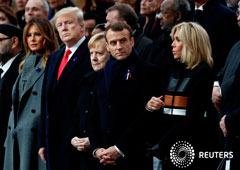 Brigitte Macron, el presidente francés Emmanuel Macron, la cancillera alemana Angela Merkel, el presidente estadounidense Donald Trump y la primera dama Melania Trump asisten a la ceremonia del centenario del Día del Armisticio en el Arco de Triunfo en Pa