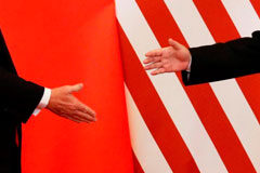 «Principio de acuerdo» comercial entre EEUU y China sería más limitado que promesas de Trump FOTO DE ARCHIVO: El presidente de Estados Unidos, Donald Trump, y el presidente de China, Xi Jinping, se dan la mano después de hacer declaraciones conjuntas en el Gran Salón del Pueblo en Pekín, China, el 9 de noviembre de 2017.