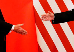 FOTO DE ARCHIVO: El presidente de Estados Unidos, Donald Trump, y el presidente de China, Xi Jinping, se dan la mano después de hacer declaraciones conjuntas en el Gran Salón del Pueblo en Pekín, China, el 9 de noviembre de 2017.