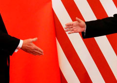 FOTO DE ARCHIVO: El presidente de Estados Unidos, Donald Trump, y el presidente de China, Xi Jinping, se dan la mano después de hacer declaraciones conjuntas en el Gran Salón del Pueblo en Pekín, China, el 9 de noviembre de 2017. FOTO DE ARCHIVO: El presidente de Estados Unidos, Donald Trump, y el presidente de China, Xi Jinping, se dan la mano después de hacer declaraciones conjuntas en el Gran Salón del Pueblo en Pekín, China, el 9 de noviembre de 2017.