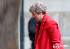 La primera ministra británica Theresa May regresa a Downing Street en Londres, Gran Bretaña, 12 de noviembre de 2018.