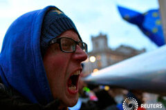 El Brexit podría aplazarse tras el rechazo del Parlamento británico a una salida sin acuerdo Noticias Principales 14 de marzo de 2019 / 7:47 / hace 2 horas El Brexit podría aplazarse tras el rechazo del Parlamento británico a una salida sin acuerdo Por William James, Kylie MacLellan y Elizabeth Piper 3 MIN. DE LECTURA Un manifestante que se opo