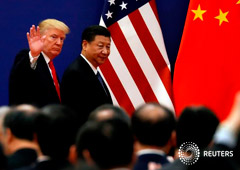 Foto de archivo del presidente de EEUU, Donald Trump, y su par chino, Xi Jinping, durante una reunión de líderes empresariales en el Gran Salón del Pueblo en Pekín. 9 de noviembre de 2017. REUTERS/Damir Sagolj.