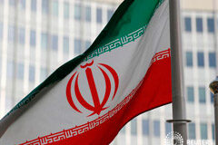 Irán suspende algunos compromisos del acuerdo nuclear La bandera iraní ondea frente a la sede del Organismo Internacional de Energía Atómica (OIEA) en Viena, Austria, el 4 de marzo de 2019.