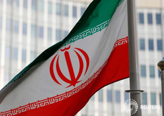 La bandera iraní ondea frente a la sede del Organismo Internacional de Energía Atómica (OIEA) en Viena, Austria, el 4 de marzo de 2019.