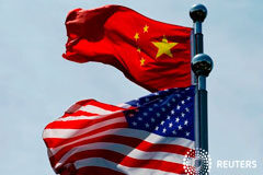 China responderá a lo aranceles de EEUU, mientras que Trump promete un pacto bajo sus propios términos FOTO DE ARCHIVO: Las banderas de China y Estados Unidos ante un edificio del Estado chino en Shanghái.