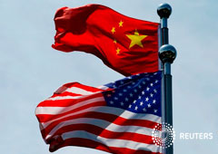 FOTO DE ARCHIVO: Las banderas de China y Estados Unidos ante un edificio del Estado chino en Shanghái.