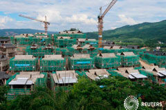 La vivienda echa el freno en China ante medidas que enfrían el mercado FOTO DE ARCHIVO: Villas de la propiedad inmobiliaria "Viva Villa" desarrollado por Ping An Real Estate se ven en construcción en la Prefectura Autónoma de Xishuangbanna Dai, Provincia de Yunnan, China, 20 de junio de 2019.