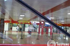 Trump limitará viajes a Cuba y restringirá negocios con el ejército El mandatario Donald Trump anunciará el viernes un plan para endurecer las normas para los viajes de los estadounidenses a Cuba y limitar los negocios que las empresas de su país pueden hacer con firmas controladas por el Ejército de la isla, dijeron el j