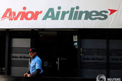 EEUU ordena suspender los vuelos hacia Venezuela desde su territorio Un guardia de seguridad frente a una oficina de Avior Airlines en Caracas. 15 de mayo de 2019. REUTERS/Manaure Quintero.