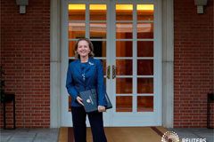 El Gobierno dibuja un 2019 con menos crecimiento y más gasto social Noticias Principales 15 de octubre de 2018 / 13:29 / hace un día El Gobierno dibuja un 2019 con menos crecimiento y más gasto social 3 MIN. DE LECTURA MADRID (Reuters) - Pese a reducir una décima las proyecciones de crecimiento para 2018 y 2019 y a aume