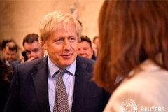 Con la ley en la mano, Johnson exige un acuerdo comercial con la UE a finales de 2020 El primer ministro británico Boris Johnson saluda a los diputados conservadores recién elegidos en el Parlamento de Londres, Reino Unido, el 16 de diciembre de 2019.