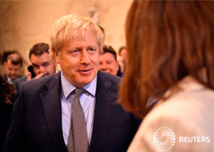 El primer ministro británico Boris Johnson saluda a los diputados conservadores recién elegidos en el Parlamento de Londres, Reino Unido, el 16 de diciembre de 2019.