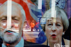 Fracasan las conversaciones sobre el Brexit mientras se acerca el ocaso del mandato de May FOTO DE ARCHIVO: Los trabajadores con equipos de protección se reflejan en el escaparate de una tienda con una pantalla en la que se invita a los clientes a realizar apuestas sobre el resultado de las elecciones generales, con imágenes de la primera minis