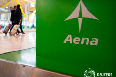 La CNMC aprueba una rebaja del 1,44% en las tarifas aeroportuarias de Aena Un logo de Aena en la Terminal 4 del aeropuerto Adolfo Suárez de Madrid. 10 de febrero de 2015.