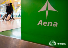 Un logo de Aena en la Terminal 4 del aeropuerto Adolfo Suárez de Madrid. 10 de febrero de 2015.