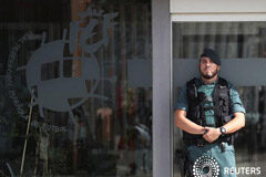 Detenido el presidente de la RFEF en una operación anticorrupción Por Inmaculada Sanz 3 MIN. DE LECTURA El presidente de la Real Federación Española de Fútbol, Ángel María Villar, fue detenido el martes en el marco de una operación anticorrupción que llevó a diez registros, entre ellos uno en la sede del organismo, in