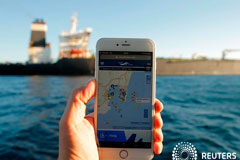 El petrolero iraní pone rumbo a Grecia, mientras Irán advierte a EEUU FOTO DE ARCHIVO - La posición del petrolero iraní Adrian Darya 1, anteriormente llamado Grace 1, se ve en un teléfono móvil en el Estrecho de Gibraltar, España, el 18 de agosto de 2019.