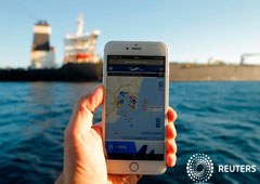 FOTO DE ARCHIVO - La posición del petrolero iraní Adrian Darya 1, anteriormente llamado Grace 1, se ve en un teléfono móvil en el Estrecho de Gibraltar, España, el 18 de agosto de 2019.
