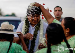 El presidente de Bolivia y candidato a la reelección, Evo Morales, del Movimiento Al Socialismo (MAS) es felicitado por partidarios al llegar a votar a un colegio de Villa 14 de Septiembre, en la región de Chapare, Bolivia, el 20 de octubre de 2019.