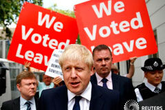 Alemania da un mes a Reino Unido para buscar opciones para cerrar el Brexit Imagen de archivo de Boris Johnson saliendo hacia su oficina en Londres, Reino Unido. 22 de julio, 2019.