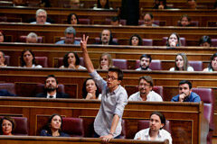 La renuncia de Errejón a su acta de diputado sume en el caos a Podemos Noticias Principales 22 de enero de 2019 / 9:28 / hace 14 minutos La renuncia de Errejón a su acta de diputado sume en el caos a Podemos Por Belén Carreño 3 MIN. DE LECTURA MADRID (Reuters) - Iñigo Errejón, uno de los fundadores Podemos, renunció el lun