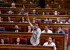 Noticias Principales 22 de enero de 2019 / 9:28 / hace 14 minutos La renuncia de Errejón a su acta de diputado sume en el caos a Podemos Por Belén Carreño 3 MIN. DE LECTURA MADRID (Reuters) - Iñigo Errejón, uno de los fundadores Podemos, renunció el lun