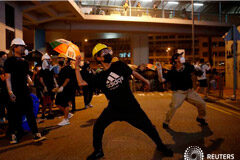 La policía de Hong Kong dispara balas de goma y gas lacrimógeno contra los manifestantes An anti-extradition demonstrator throws an egg at a police station, after a march to call for democratic reforms in Hong Kong, China July 21, 2019.