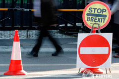 El parlamento británico rechaza votar de inmediato el Brexit y el proceso vuelve a estancarse Imagen de un cartel contra el Brexit fuera del Parlamento en Londres. Octubre 22, 2019.