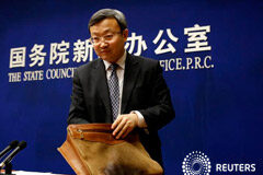 China dice que en la negociación comercial con EEUU ambos deben hacer concesiones Noticias de Negocios 24 de junio de 2019 / 9:36 / hace una hora China dice que en la negociación comercial con EEUU ambos deben hacer concesiones Por Kevin Yao y Ben Blanchard 2 MIN. DE LECTURA Wang Shouwen, viceministro de Comercio de China en Pekín, C