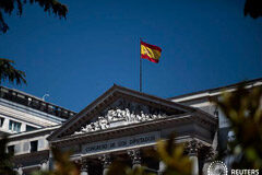 El bloque de derechas no alcanzaría la mayoría absoluta parlamentaria en España En la imagen, la bandera española ondea sobre el Congreso de los Diputados en Madrid, España, el 25 de abril de 2016.