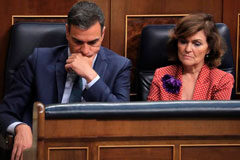 El Congreso tumba la investidura de Pedro Sánchez Noticias Principales 25 de julio de 2019 / 15:56 / hace 16 horas El Congreso tumba la investidura de Pedro Sánchez Reuters Staff 2 MIN. DE LECTURA El presidente en funciones de España, Pedro Sánchez, y la vicepresidenta Carmen Calvo, asisten a la última