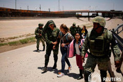 México despliega a 15,000 efectivos en el norte del país, mientras busca frenar la migración a EEUU Miembros de la Guardia Nacional de México escoltan a una mujer de Nicaragua y a su hija luego de detenerlas cuando intentaban cruzar ilegalmente la frontera entre Estados Unidos y México, en Ciudad Juárez, México. 21 de junio, 2019.
