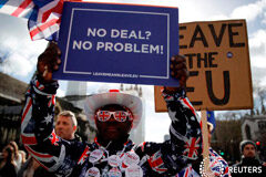 May le dijo a partidarios del Brexit que dimitiría si votan a favor de su acuerdo -ITV FOTO DE ARCHIVO: los manifestantes pro-Brexit sostienen pancartas frente al Parlamento en Londres, Reino Unido, 13 de marzo de 2019.