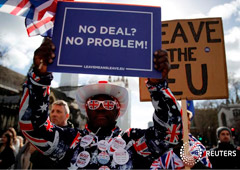 FOTO DE ARCHIVO: los manifestantes pro-Brexit sostienen pancartas frente al Parlamento en Londres, Reino Unido, 13 de marzo de 2019.