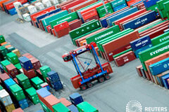 Alemania está en la senda del crecimiento en el cuarto trimestre, la confianza empresarial mejora FOTO DE ARCHIVO: Un furgón transporta un contenedor a la terminal de contenedores "Burchardkai" del Hamburger Hafen und Logistik AG (HHLA) en el puerto de Hamburgo, Alemania, el 17 de octubre de 2012.