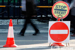 Boris Johnson pide elecciones el 12 de diciembre para salir del impasse del Brexit Imagen de un cartel contra el Brexit fuera del Parlamento en Londres. Octubre 22, 2019.