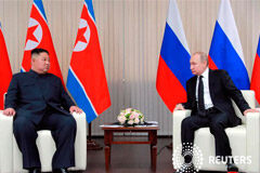 Corea del Norte advierte sobre un regreso de las tensiones y lo achaca a la «mala fe» de EEUU El líder norcoreano, Kim Jong Un, se reúne con el presidente ruso, Vladimir Putin, en Vladivostok, Rusia, en esta foto sin fecha publicada el 25 de abril de 2019 por la Agencia Central de Noticias de Corea del Norte (KCNA).
