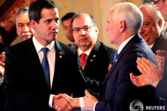 Venezuela se enfrenta a nuevas sanciones de EEUU tras frenar el ingreso de ayuda U.S. Vice President Mike Pence and Venezuelan opposition leader Juan Guaido, who many nations have recognized as the country's rightful interim ruler, shake hands during a meeting of the Lima Group in Bogota, Colombia, February 25, 2019.