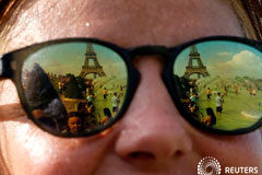 Las olas de calor baten récords en Europa Reflejo de unas gafas de gente que se refresca en las fuentes del Trocadero en París.