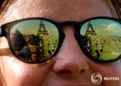 Reflejo de unas gafas de gente que se refresca en las fuentes del Trocadero en París.