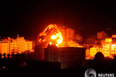 Israel bombardea Gaza y mueve soldados tras ataque con cohetes a Tel Aviv Noticias Principales 26 de marzo de 2019 / 7:34 / hace 14 minutos Israel bombardea Gaza y mueve soldados tras ataque con cohetes a Tel Aviv Por Nidal al-Mughrabi y Jeffrey Heller 2 MIN. DE LECTURA Fuego y humo se ven durante un ataque aéreo israelí en l