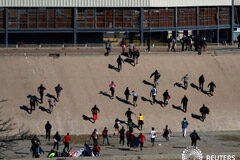 México deportará a los migrantes que intentaron cruzar a EEUU por la fuerza Noticias Principales 26 de noviembre de 2018 / 8:27 / hace 2 horas México deportará a los migrantes que intentaron cruzar a EEUU por la fuerza Por Lizbeth Diaz 5 MIN. DE LECTURA TIJUANA, México (Reuters) - México deportará a varios integrantes de un gru