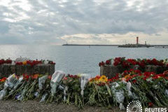 Rusia halla la primera caja negra del avión siniestrado en el mar Negro Las autoridades rusas han hallado la primera caja negra entre los restos de un avión militar que se estrelló el domingo en el mar Negro, muriendo los 92 ocupantes, informaron el martes agencias rusas citando al ministerio de Defensa. En la imagen, flores