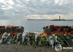 Las autoridades rusas han hallado la primera caja negra entre los restos de un avión militar que se estrelló el domingo en el mar Negro, muriendo los 92 ocupantes, informaron el martes agencias rusas citando al ministerio de Defensa. En la imagen, flores